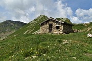 41 Bivacco Pedrinelli (2253 m) con vista a dx al Passo di Pubino (2368 m)